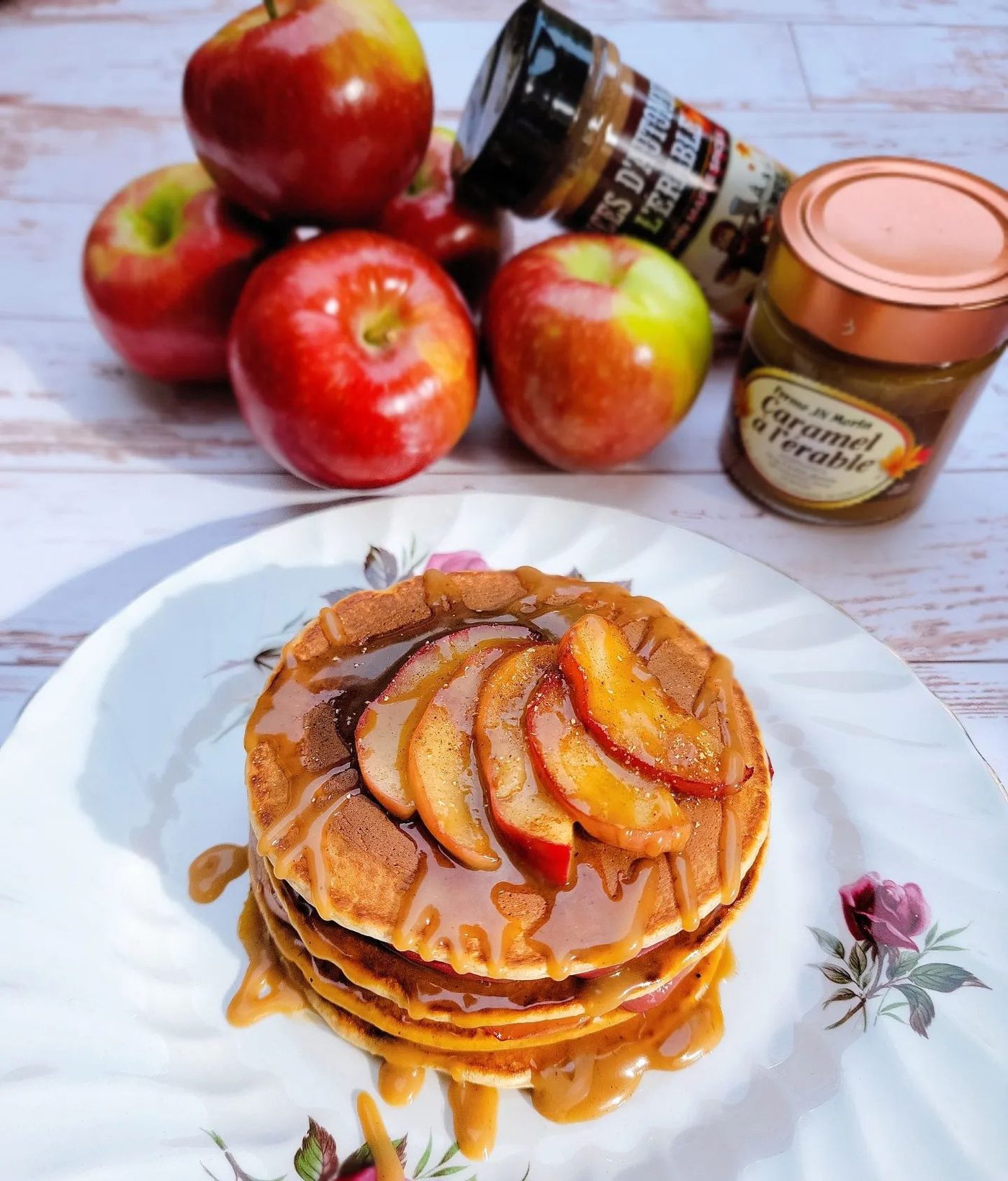 Pancakes aux pommes, érable et épices d'automne
