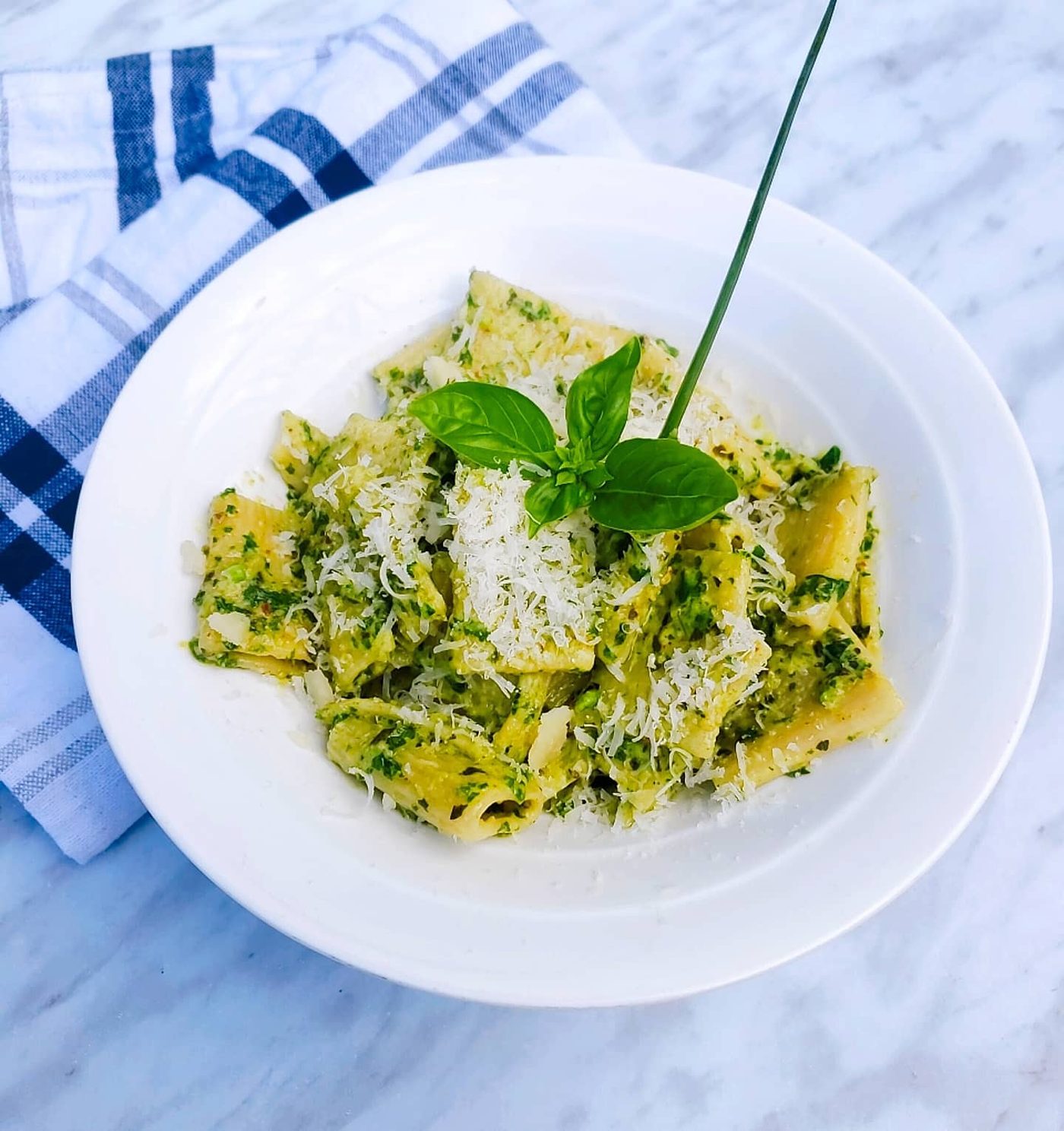 Rigatoni au pesto de basilic, kale et fleur d'ail