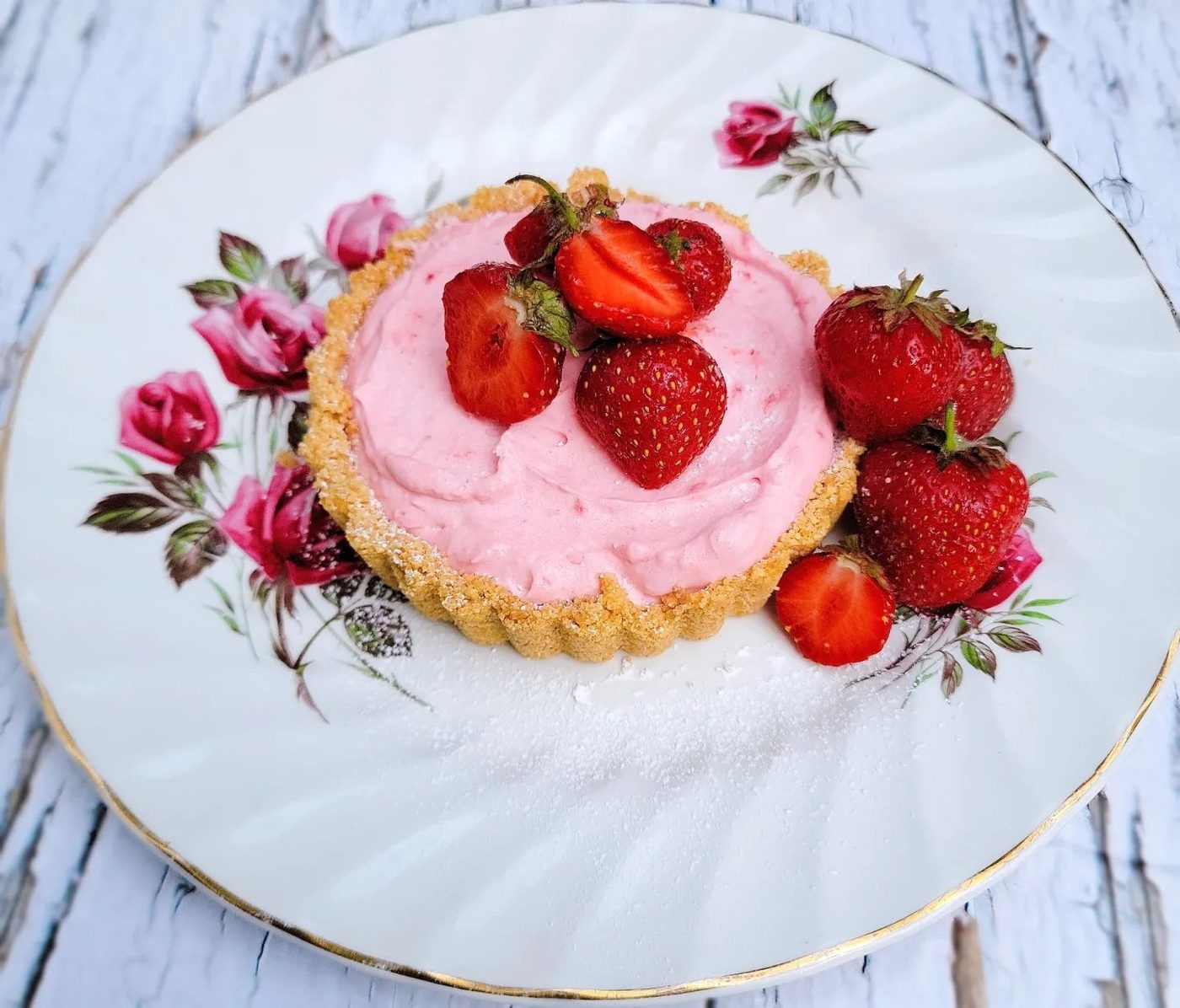 Tarte fromagée sans cuisson aux fraises et liqueur de litchi
