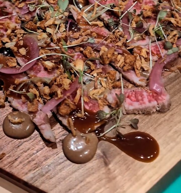 Tataki de wagyu, peau de canard croustillante et mayonnaise à l'ail noir